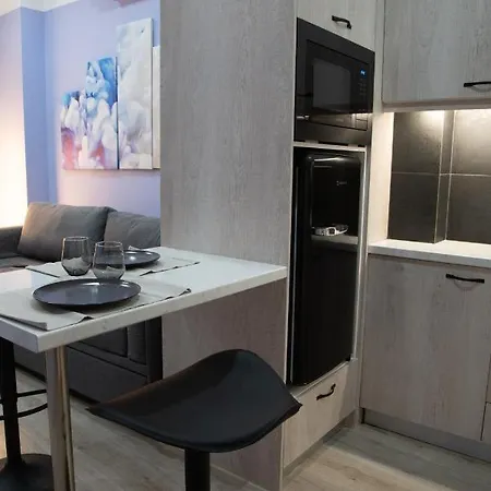 Modern Downtown Apartment *
